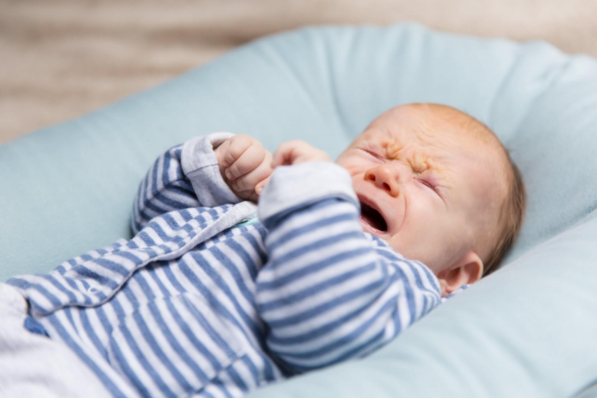 Bébé pleurant en raison de coliques du nourrisson