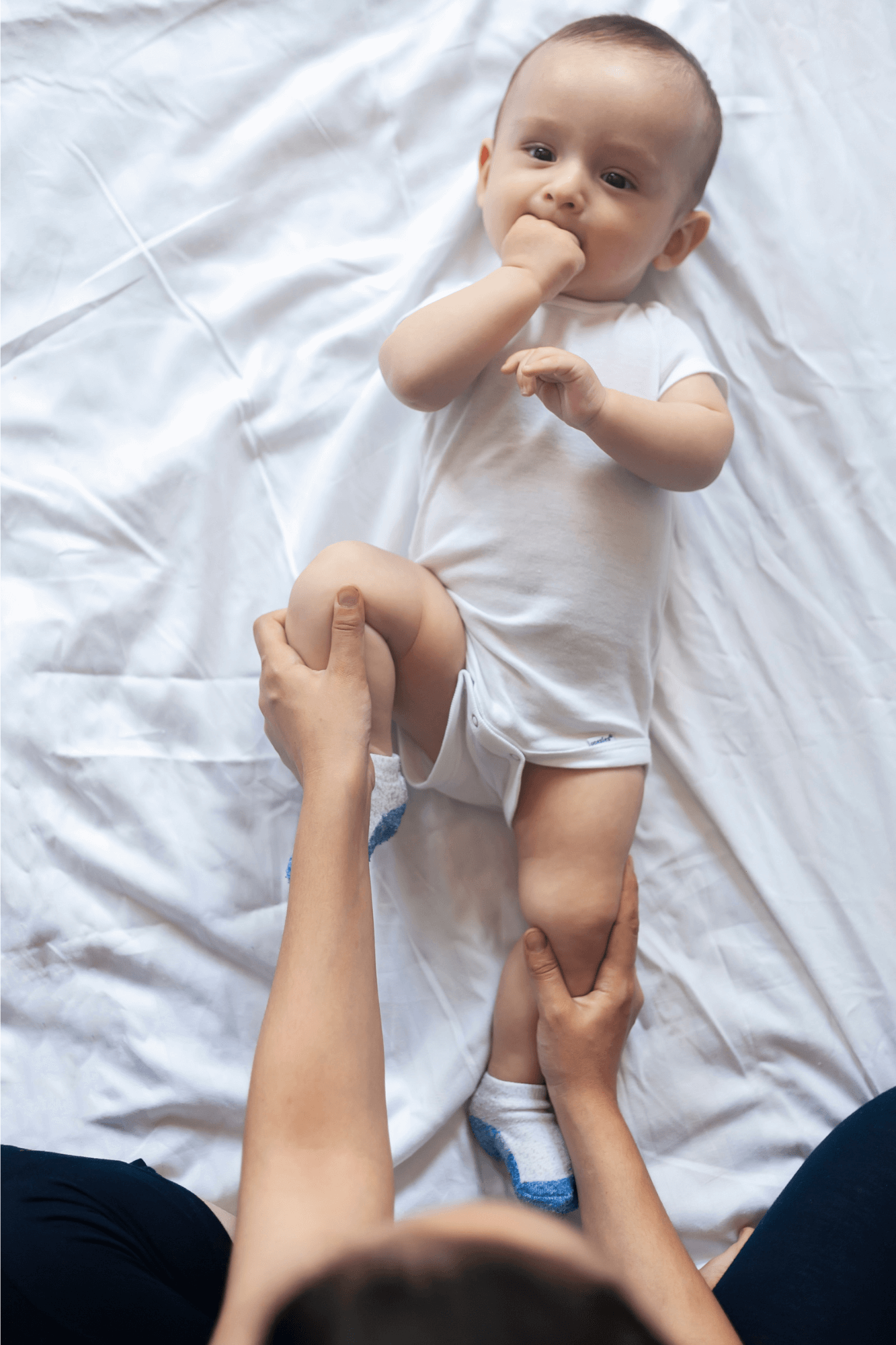Exercice bébé pour la constipation et douleurs abdominales