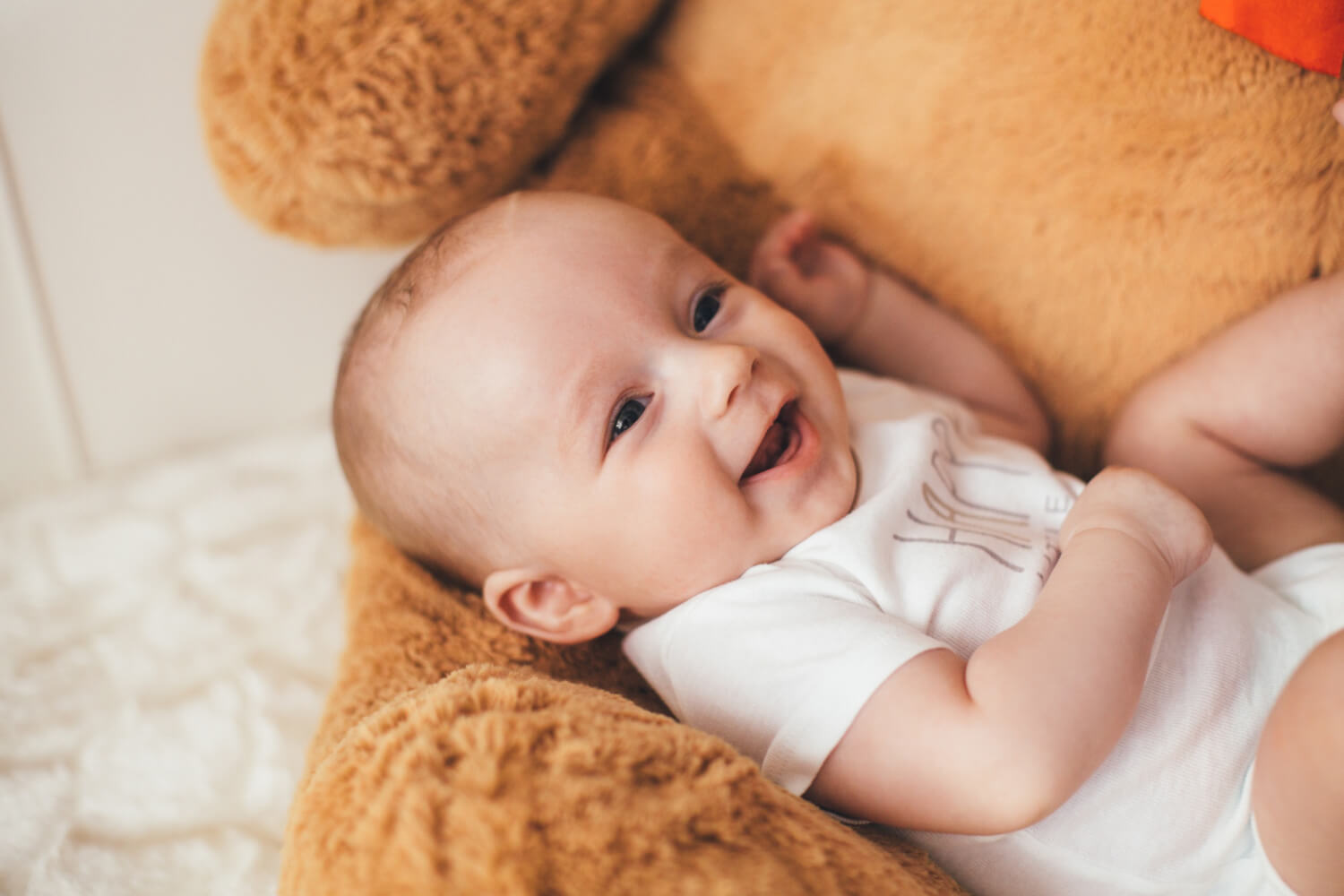 image de bébé qui est heureux massage bébé