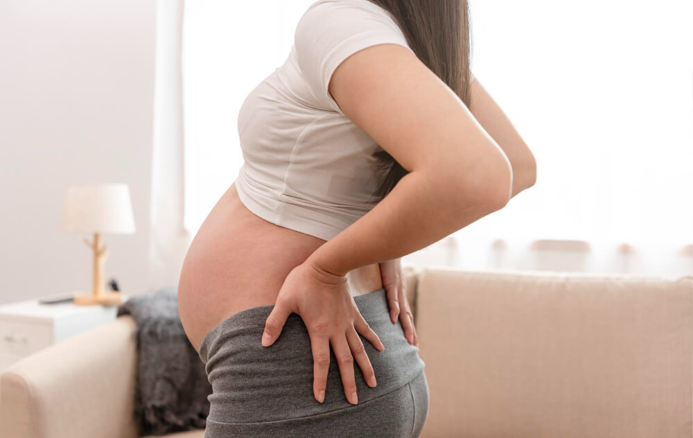 Femmes enceintes souffrant de douleur de dos et ostéopathie