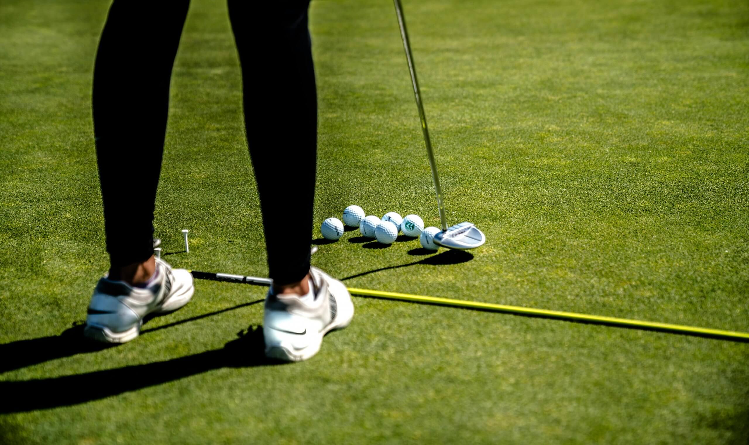 Golfeur en train de s’entraîner au putting, illustrant l’importance de la préparation mentale au golf pour améliorer la concentration et la régularité sur le green.