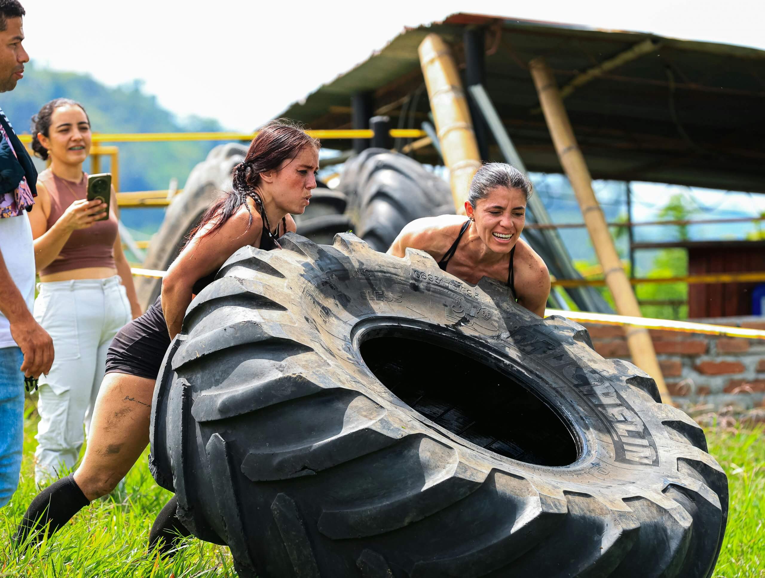 Deux sportives en pleine épreuve de force, symbolisant l’engagement, la résilience et l’effort mental des qualités travaillées avec un coach mental pour sportif.