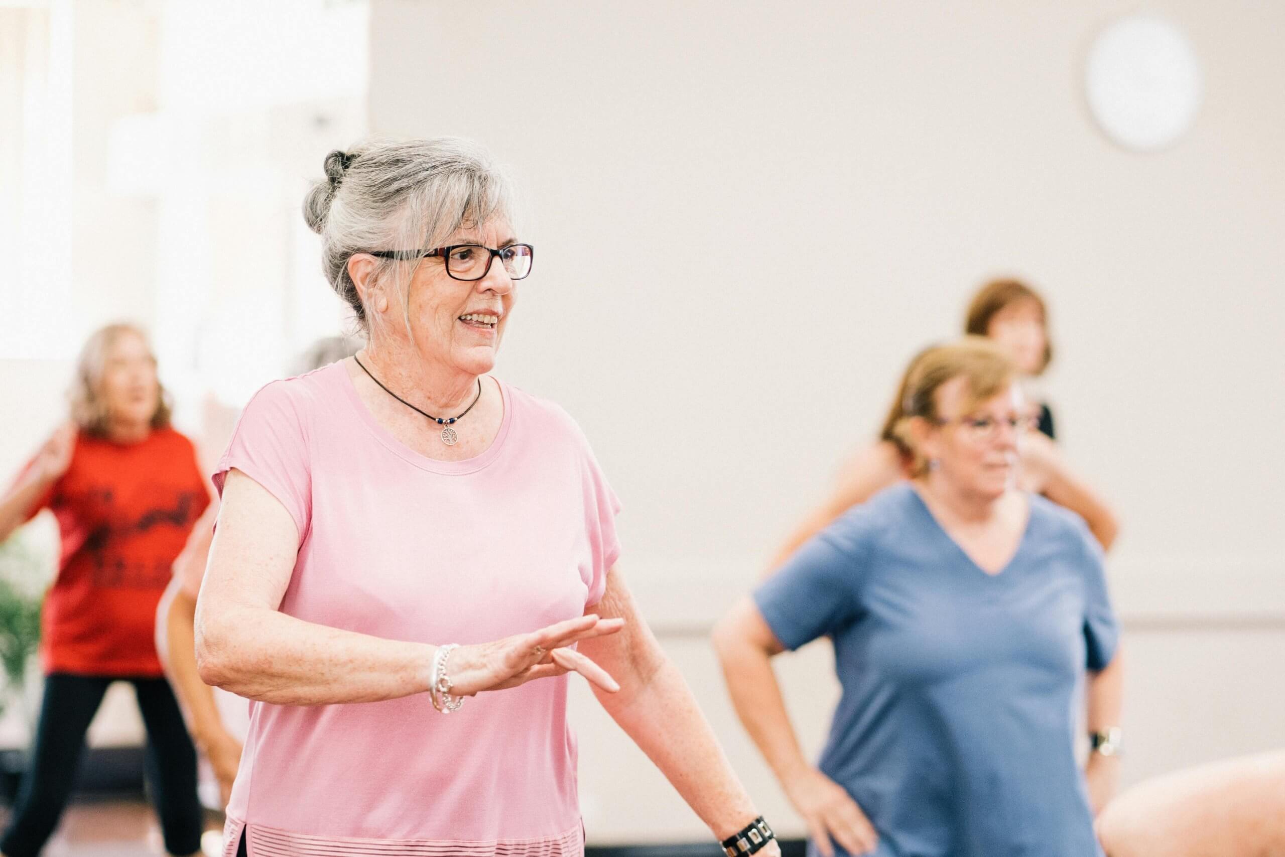 Senior pratiquant des exercices de mobilité pour améliorer l’équilibre et réduire les douleurs articulaires, accompagnement ostéopathique pour seniors à Saint-Gratien.