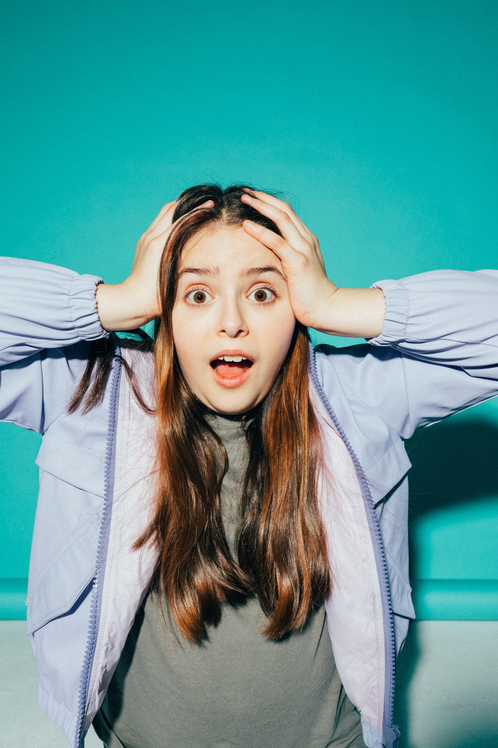 Jeune femme inquiète cherchant à comprendre les causes d'une brûlure sur le côté de la cuisse avant une consultation.